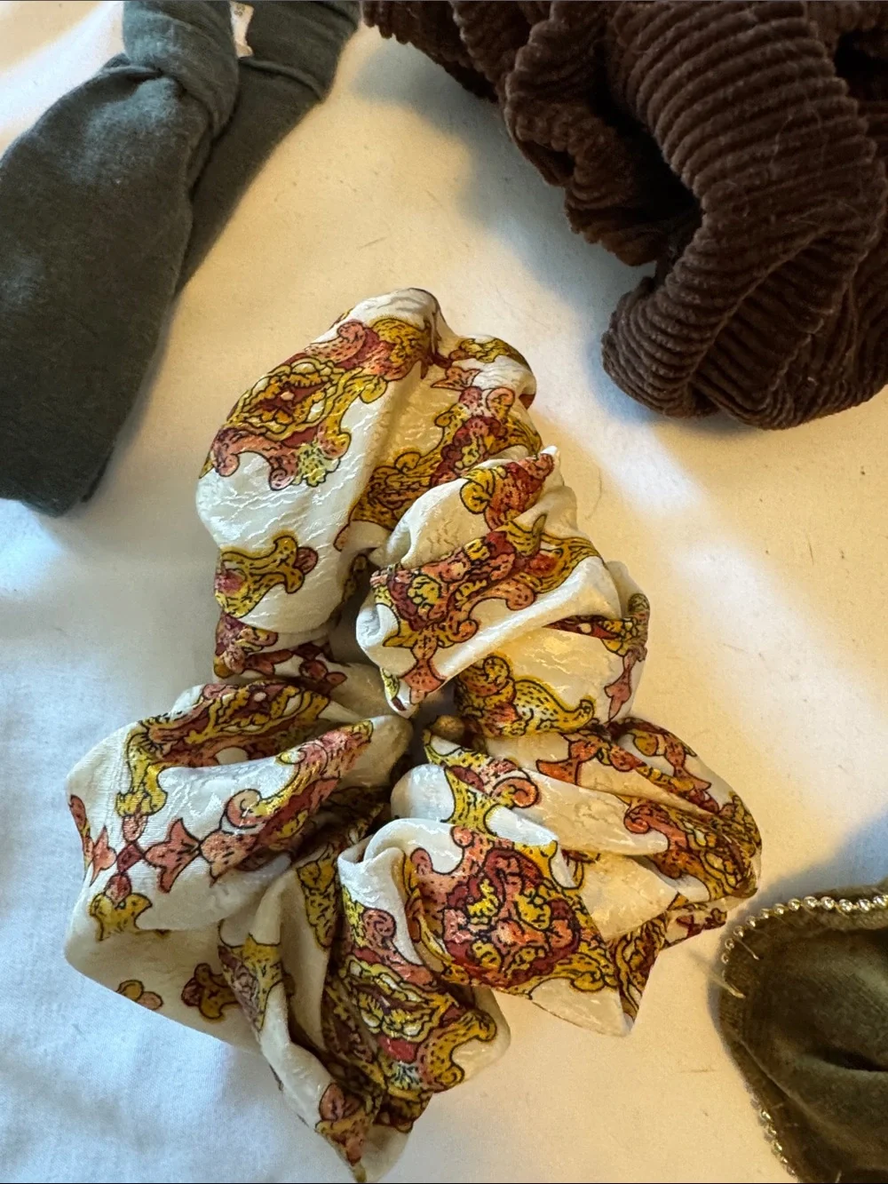 Assorted Women's Scrunchie & Hair Accessory Set - Mixed Colors